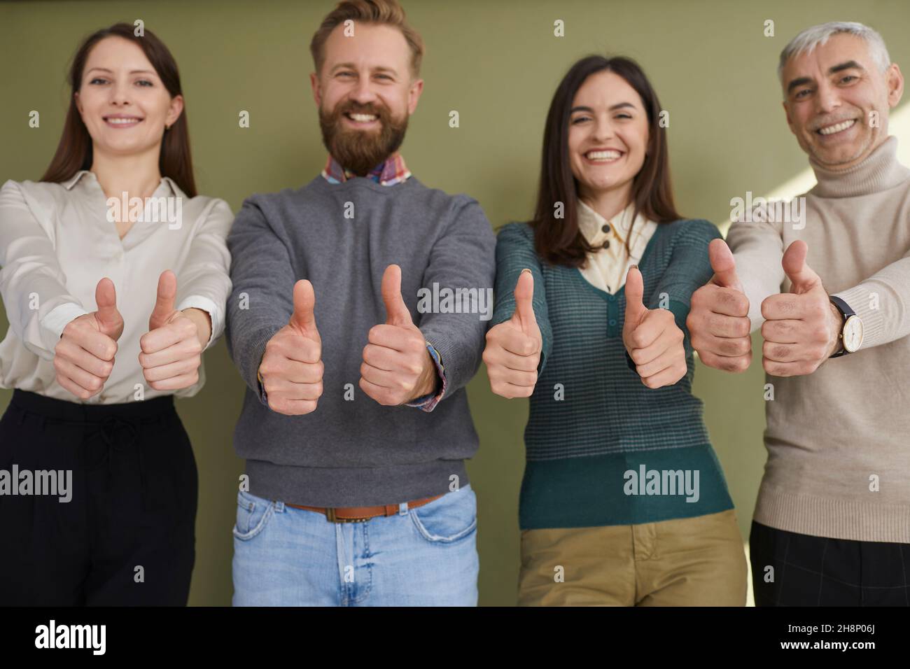 Portrait von lächelnden Menschen zeigen Daumen nach oben geben Empfehlung Stockfoto