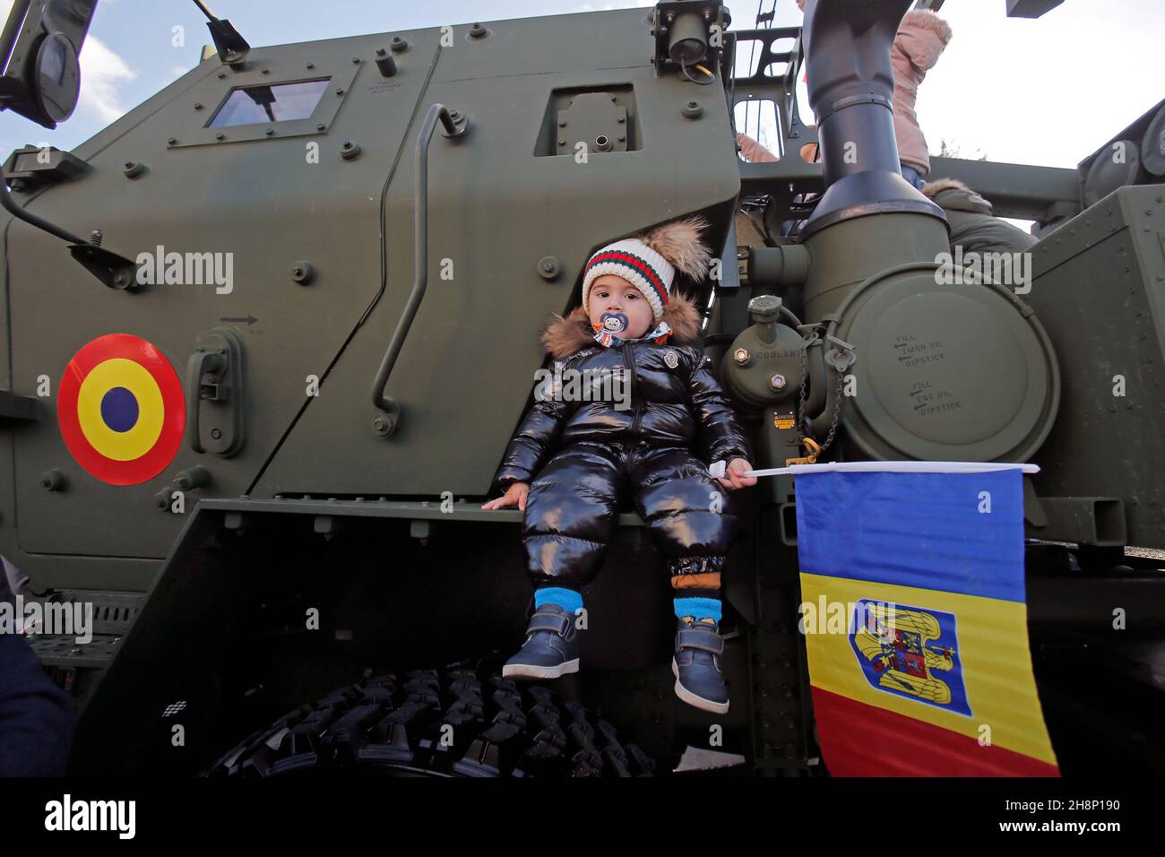 Bukarest, Rumänien. 1st Dez 2021. Ein Kind posiert für ein Foto nach der Militärparade zum Nationalfeiertag am Triumphbogen in Bukarest, Rumänien, am 1. Dezember 2021. Quelle: Cristian Cristel/Xinhua/Alamy Live News Stockfoto