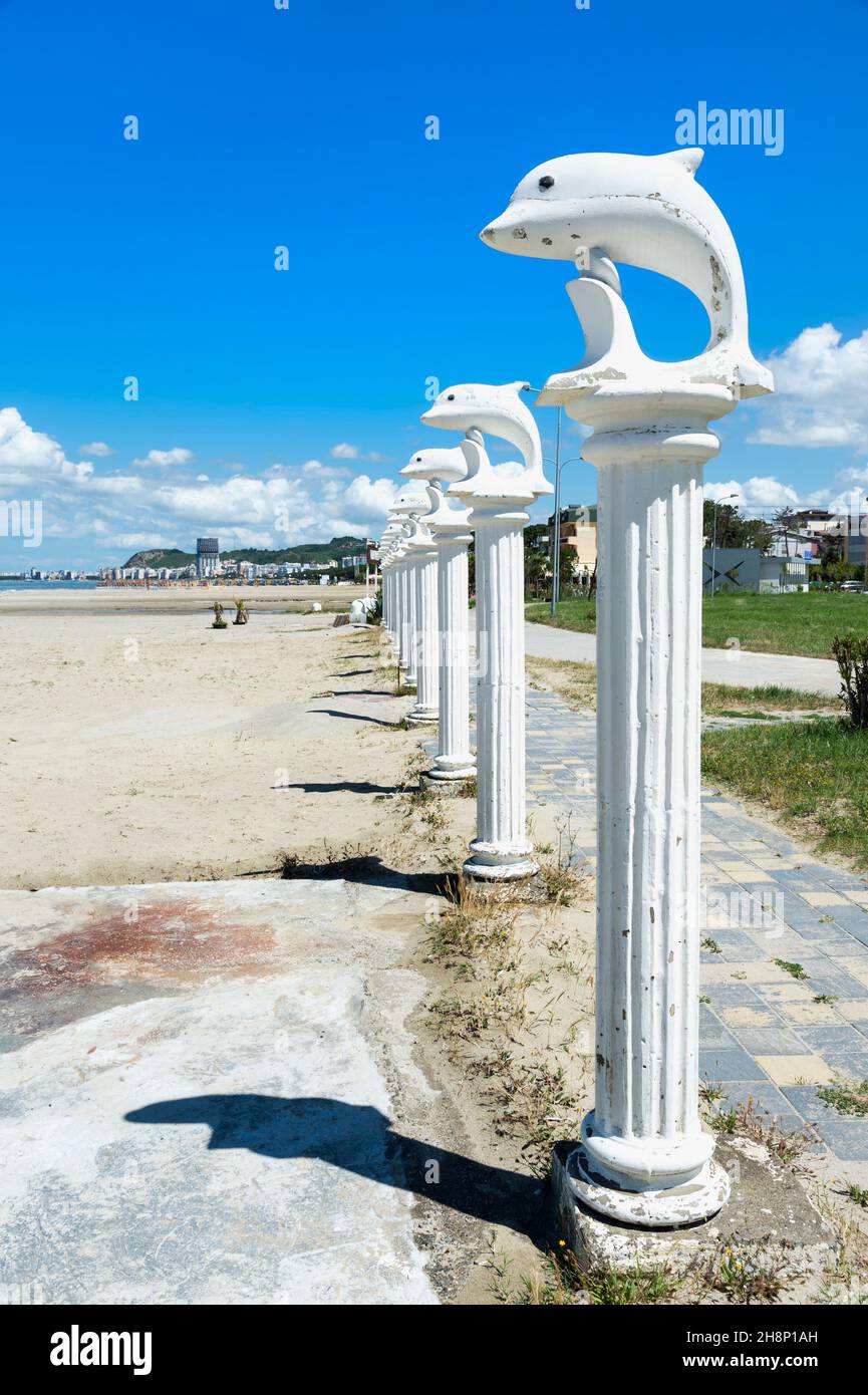 Durres Strand, Dolphin Statuen, Albanien Stockfoto