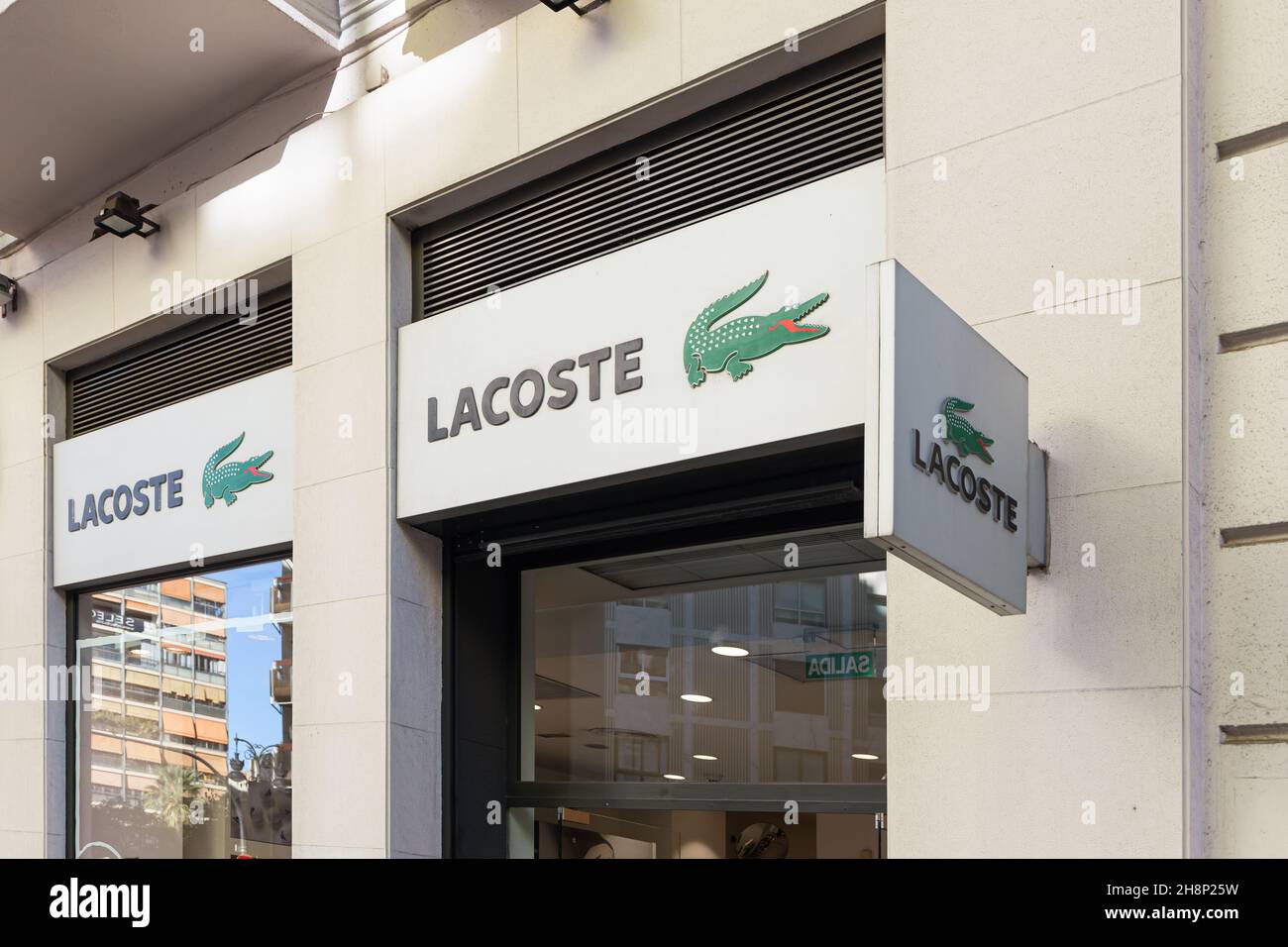 VALENCIA, SPANIEN - 01. DEZEMBER 2021: Lacoste ist ein französisches Bekleidungsunternehmen, das hochwertige Kleidung und Accessoires verkauft Stockfoto