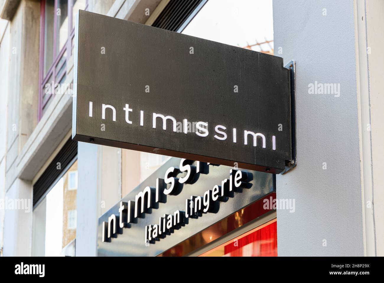 VALENCIA, SPANIEN - 01. DEZEMBER 2021: Intimissimi ist ein italienisches Bekleidungslabel. Es gehört zur Calzedonia-Gruppe Stockfoto