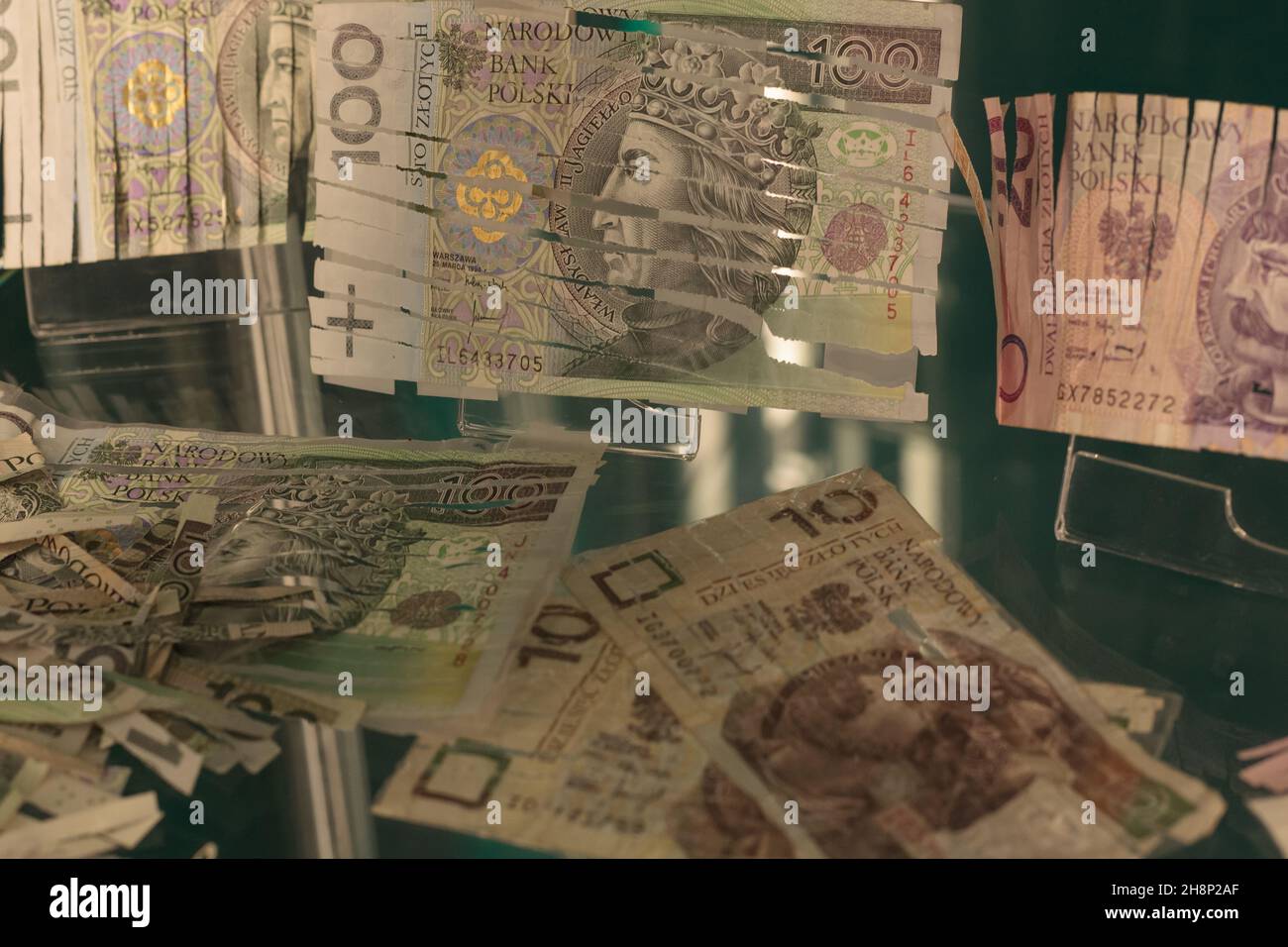 Warschau, Polen - 05,2021. Juni: NBP Money Center, Museum. Verbrannte Banknoten, Geld. Gebrochene Banknoten. Stockfoto