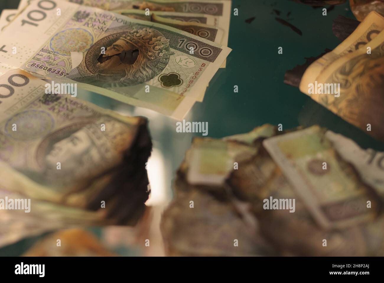 Warschau, Polen - 05,2021. Juni: NBP Money Center, Museum. Verbrannte Banknoten, Geld. Gebrochene Banknoten. Stockfoto