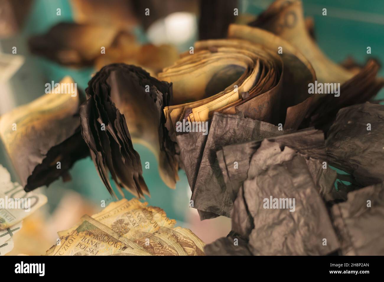 Warschau, Polen - 05,2021. Juni: NBP Money Center, Museum. Verbrannte Banknoten, Geld. Gebrochene Banknoten. Stockfoto