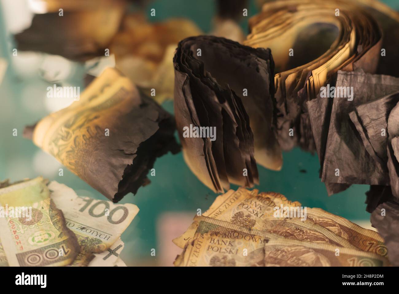 Warschau, Polen - 05,2021. Juni: NBP Money Center, Museum. Gebrochene Banknoten, verbrannte Banknoten, Geld. Stockfoto