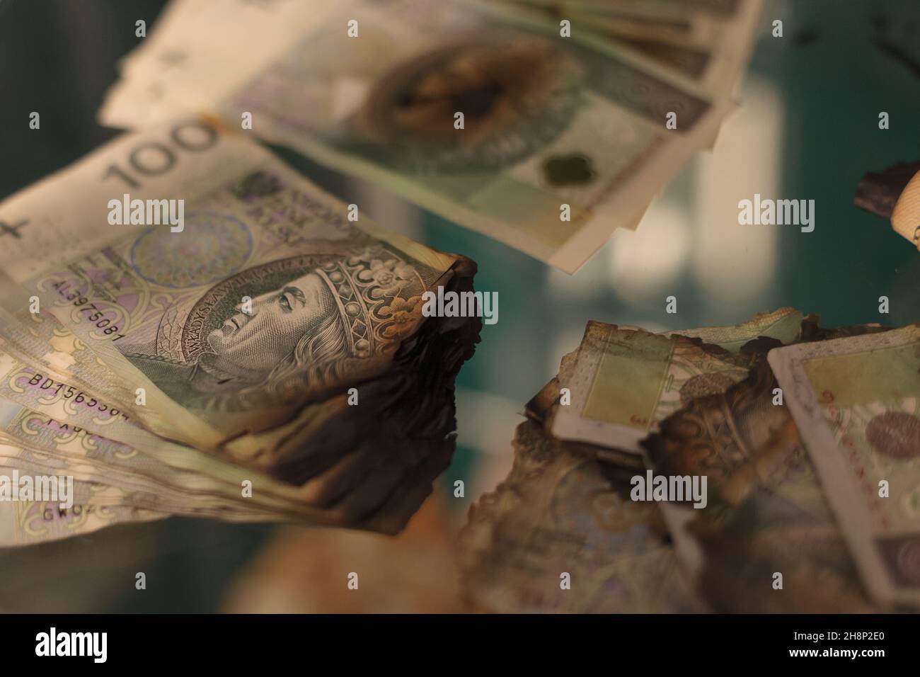 Warschau, Polen - 05,2021. Juni: NBP Money Center, Museum. Beschädigte Banknoten. Polnische Währung, verbrannte Banknoten. Stockfoto