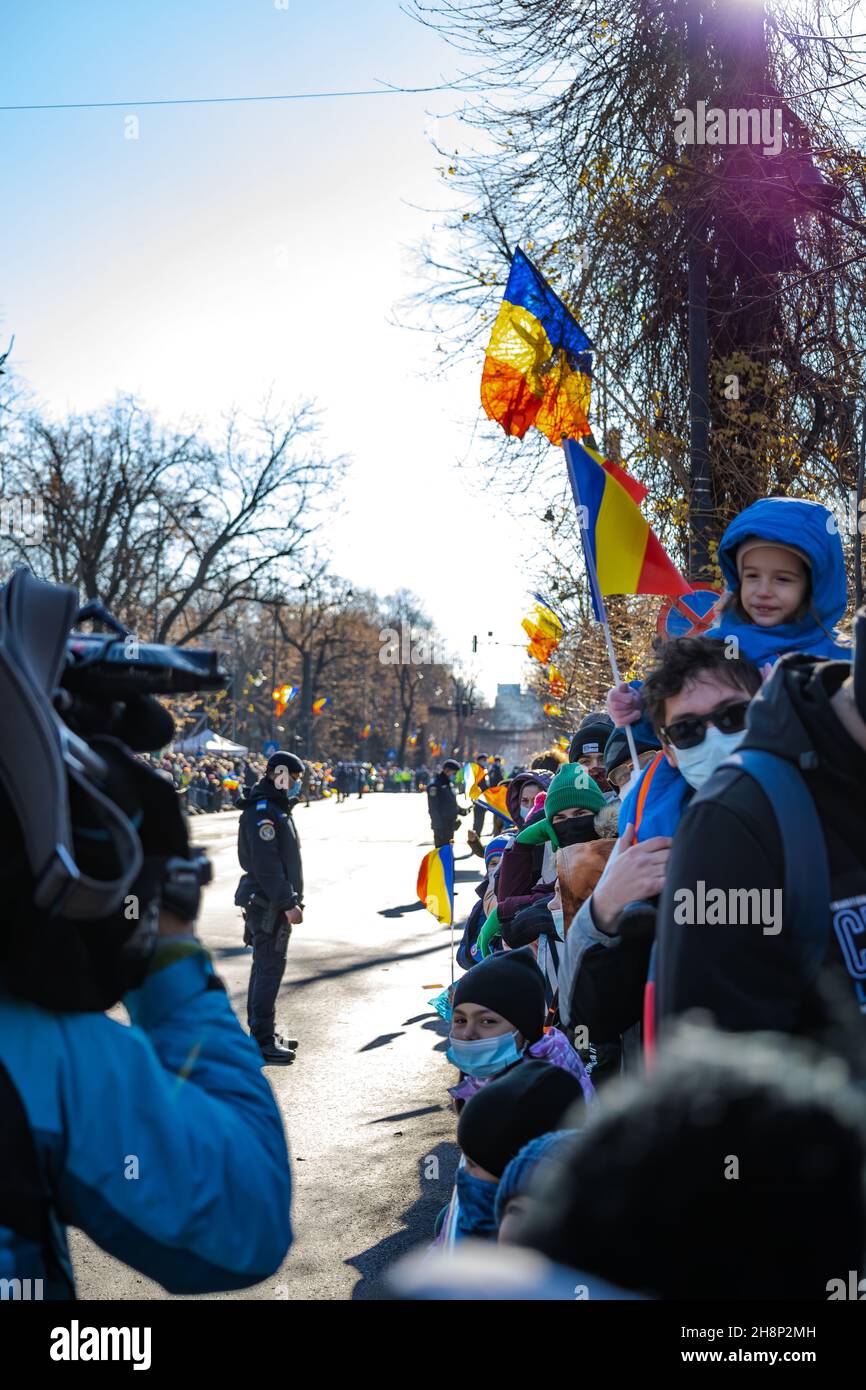 Bukarest, Rumänien - 01.12.2021: Parade vom 1st. Dezember zum Nationalfeiertag Rumäniens - Anwesende feiern am Triumphbogen Kiseleff Stockfoto