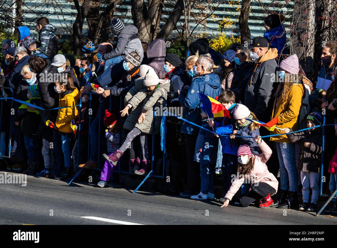 Bukarest, Rumänien - 01.12.2021: Parade vom 1st. Dezember zum Nationalfeiertag Rumäniens - Anwesende feiern am Triumphbogen Kiseleff Stockfoto