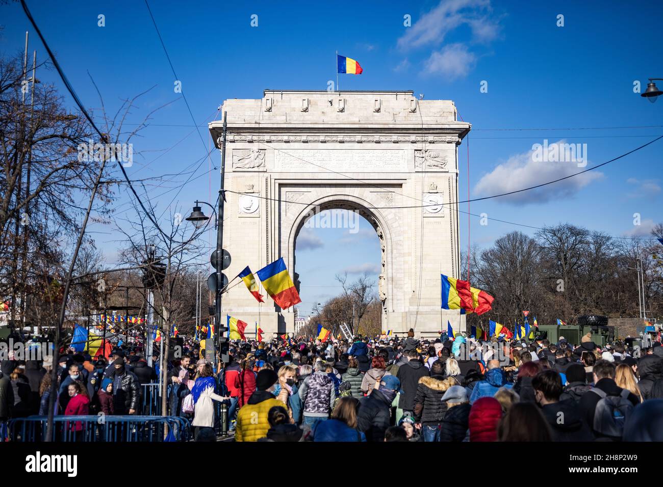 Bukarest, Rumänien - 01.12.2021: Parade vom 1st. Dezember zum Nationalfeiertag Rumäniens - Anwesende feiern am Triumphbogen Kiseleff Stockfoto