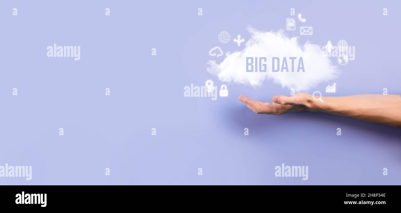 Geschäftsmann hält die Inschrift , Wort BIG DATA . Vorhängeschloss, Gehirn, Mann, Planet, Graph, Lupe, Zahnräder, Symbol für Cloud, Grid, Dokument, Brief, Telefon Stockfoto