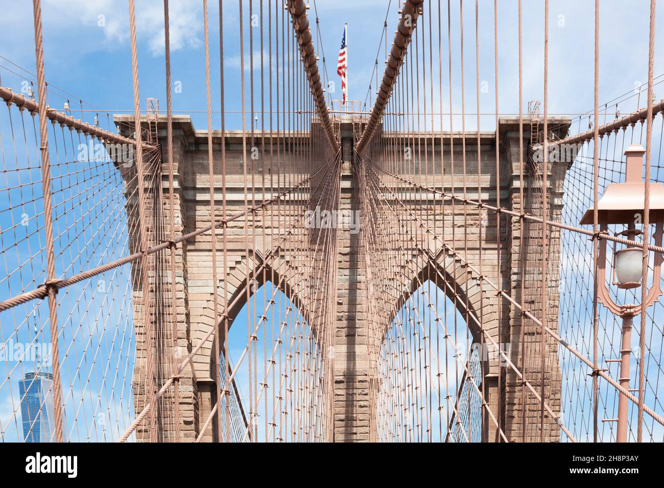 Brooklyn Bridge mit de American Flagge auf der Spitze Stockfoto