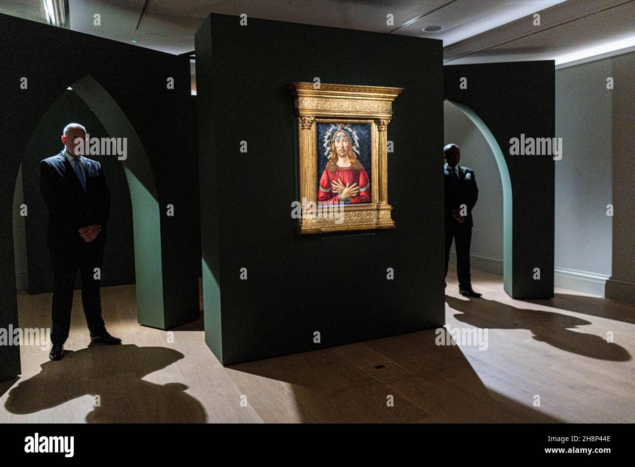 LONDON, GROSSBRITANNIEN. 1. Dezember 2021. Eine Vorschau von „The man of Sorrows“ von Sandro Botticelli wird bei Sotheby's in Londonangeboten, mit einer Schätzung von über USD 40 Millionen, die in Sothebys Verkäufen der Masters Week vom 2022. Januar zu sehen ist. Kredit: amer ghazzal/Alamy Live Nachrichten Stockfoto