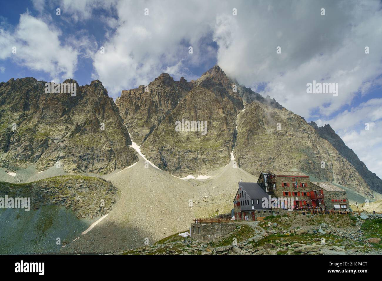 Monviso Peak und Quintino Sella Hütte Stockfoto