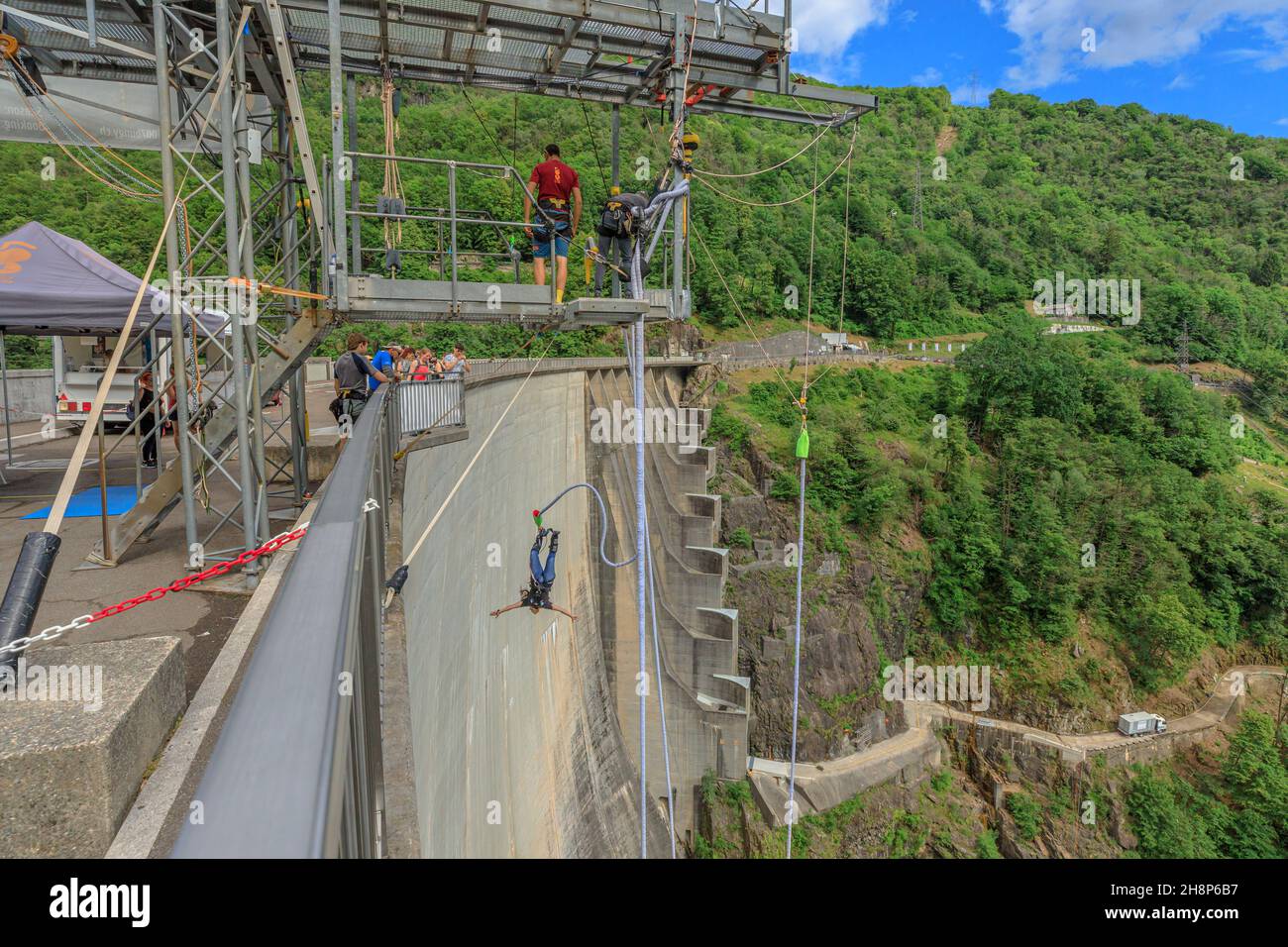 Verzasca, Schweiz - 2021. Juni: Menschen am Bungee-Jumping des Verzasca-Staudamms am Vogorno-See in der Schweiz. Drehort von James Bond-Filmen im Tessin Stockfoto