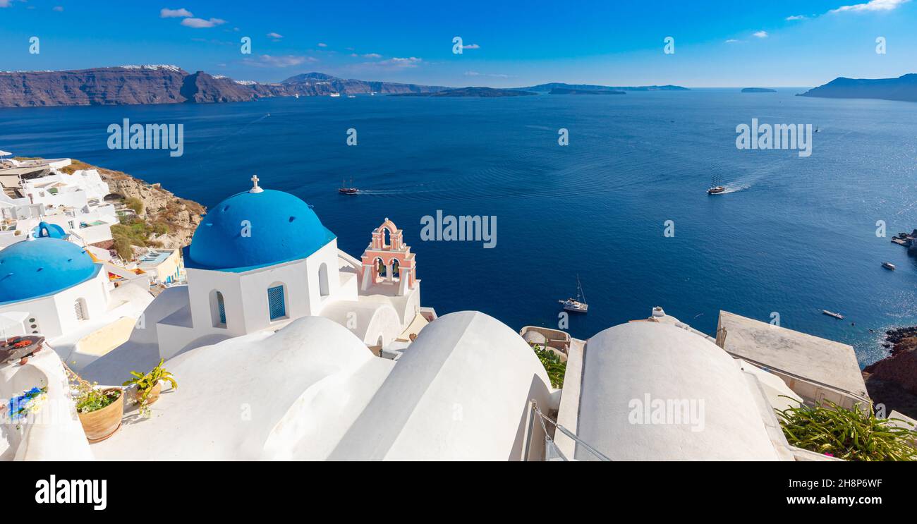 Atemberaubendes Urlaubsziel im Sommer. Luxusurlaub auf Santorini, Griechenland. Erstaunliche Meeresblick Caldera, weiße Architektur berühmte Oia Stockfoto
