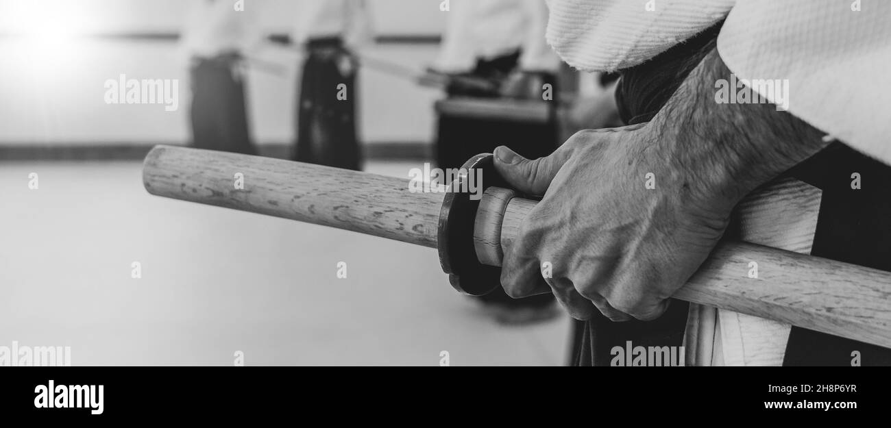 Person, die Aikido in einem Dojo-Hintergrund übt. Stockfoto