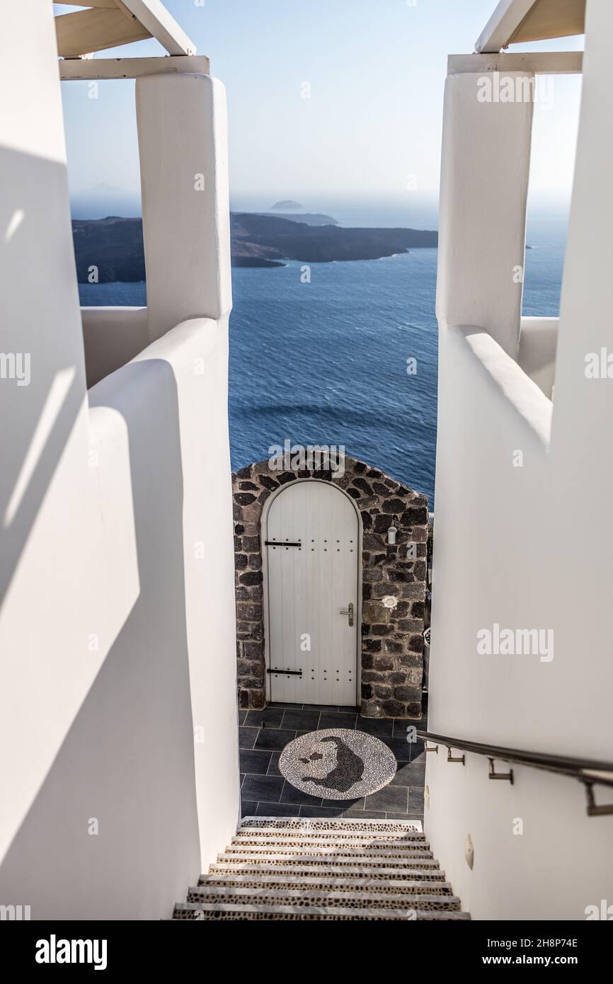 Weiße Treppe der traditionellen weißen griechischen Architektur-Wohnung mit einem tollen Blick auf das Meer, Santorini Insel, Griechenland. Sommer Reise Hintergrund Stockfoto