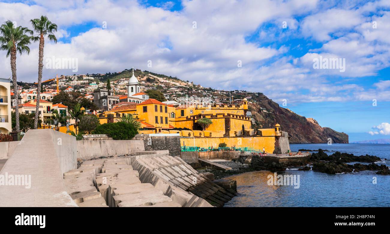 Madeira. Blick auf die Stadt Funchal vom Meer aus auf die Festung Sao Tiago und den Stadtstrand. Portugal Reisen und Sehenswürdigkeiten Stockfoto