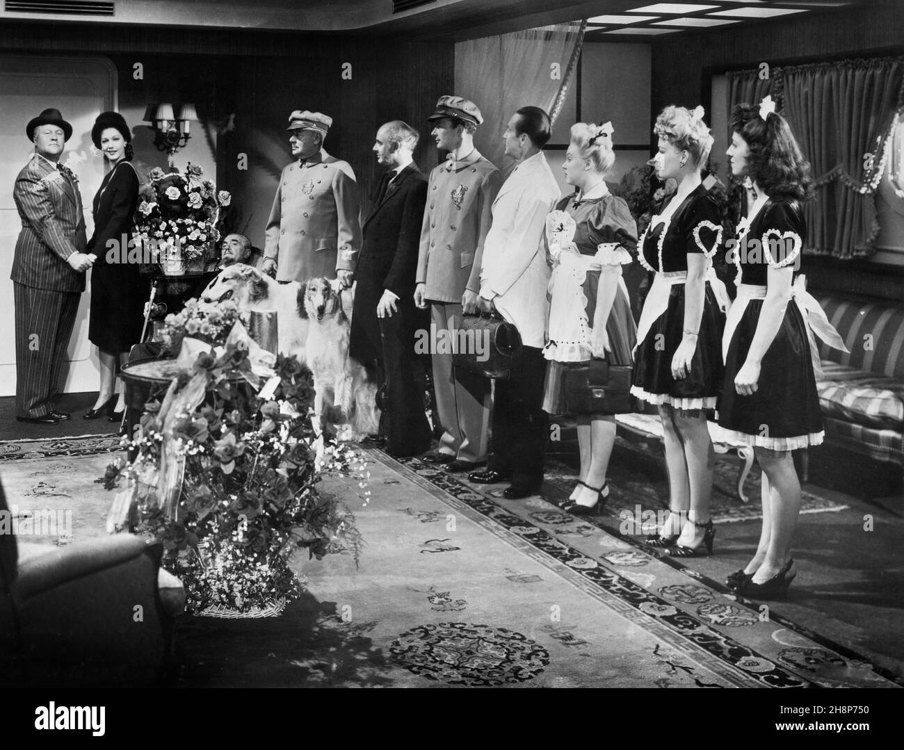 Jack Oakie, Maria Montez (beide ganz links), am Set des Films, „Bowery to Broadway“, Universal Picturs, 1944 Stockfoto