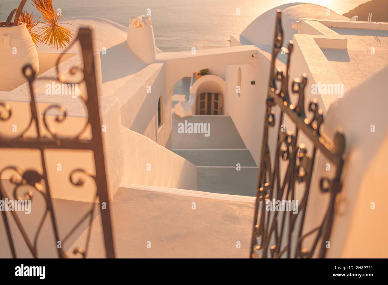 Santorini Insel Blick auf den Sonnenuntergang. Architektonische Details, berühmtes Reiseziel, abstrakte Nahaufnahme der Straßen in warmem Sonnenuntergangslicht. Eisernes Tor Stockfoto