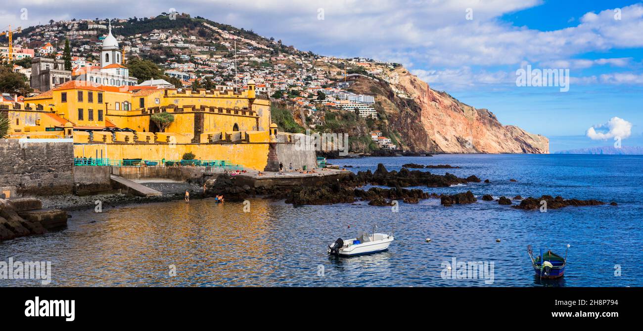 Madeira. Blick auf die Stadt Funchal vom Meer aus auf die Festung Sao Tiago und den Stadtstrand. Portugal Reisen und Sehenswürdigkeiten Stockfoto