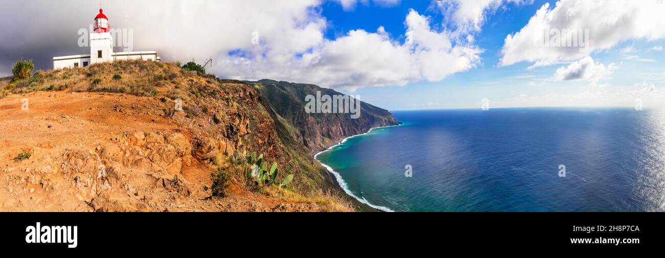 Meereslandschaft der Insel Madeira - beeindruckende felsige Berge im westlichen Teil Ponta do Pargo. Szene mit Leuchtturm Stockfoto