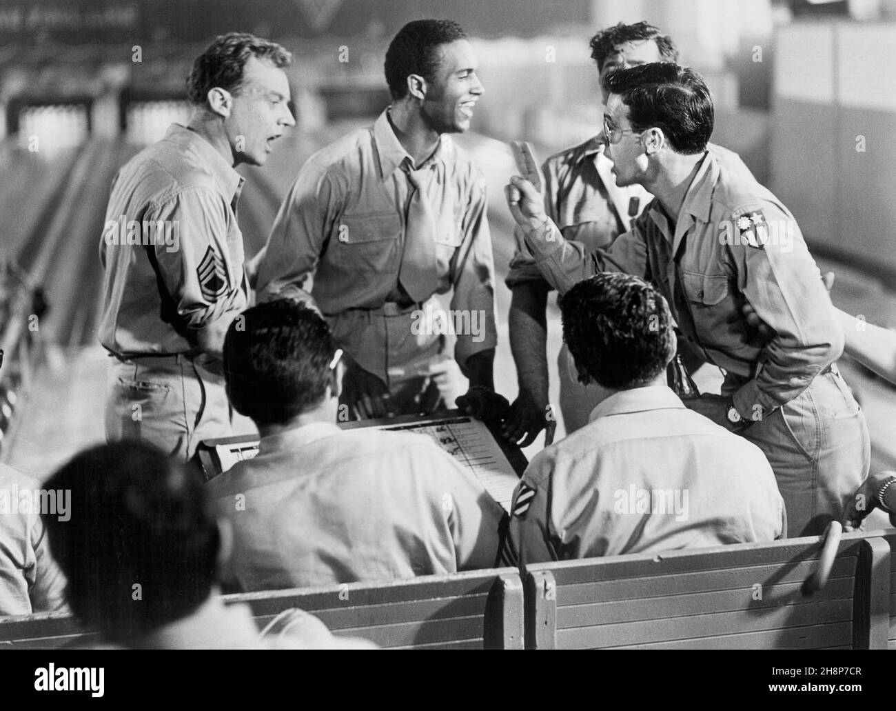 Arthur Kennedy (ganz links), James Edwards (Mitte), Drehort des Films, „Bright Victory“, Universal Picters, 1951 Stockfoto