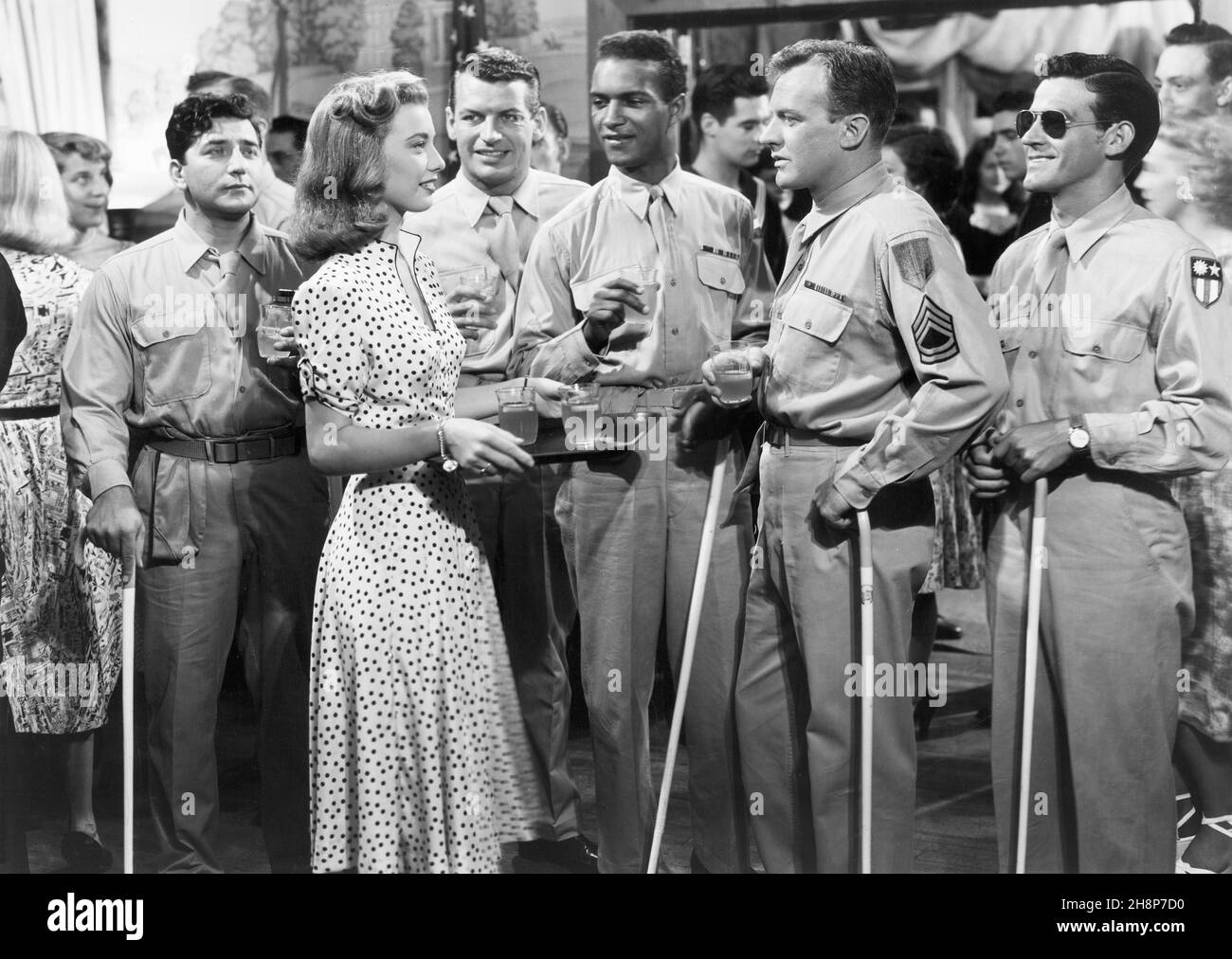 Peggy Dow (links), James Edwards (Mitte), Arthur Kennedy (rechts), Drehort des Films, „Bright Victory“, Universal Picters, 1951 Stockfoto