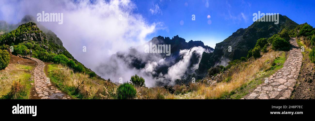 Wanderaktivitäten in den felsigen Bergen der Insel Madeira. Weg zum höchsten Punkt des Pico Ruivo, vorbei in den Wolken Stockfoto