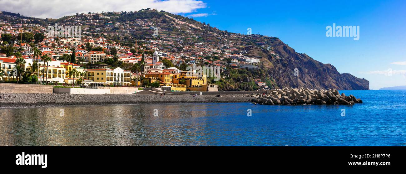 Madeira. Blick auf die Stadt Funchal vom Meer aus auf die Festung Sao Tiago und den Stadtstrand. Portugal Reisen und Sehenswürdigkeiten Stockfoto