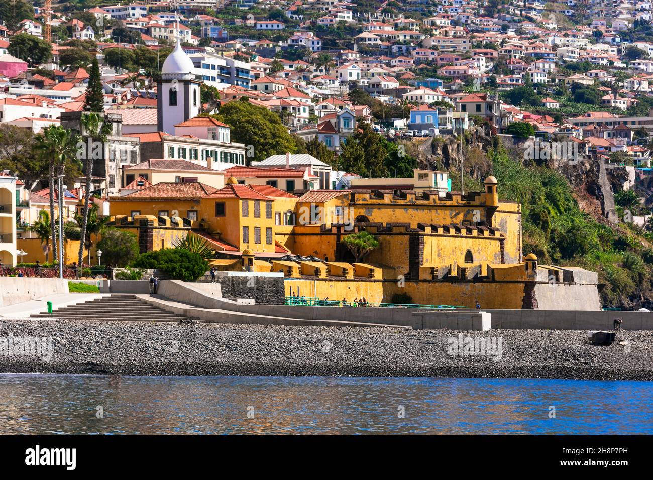 Madeira. Blick auf die Stadt Funchal vom Meer aus auf die Festung Sao Tiago und den Stadtstrand. Portugal Reisen und Sehenswürdigkeiten Stockfoto