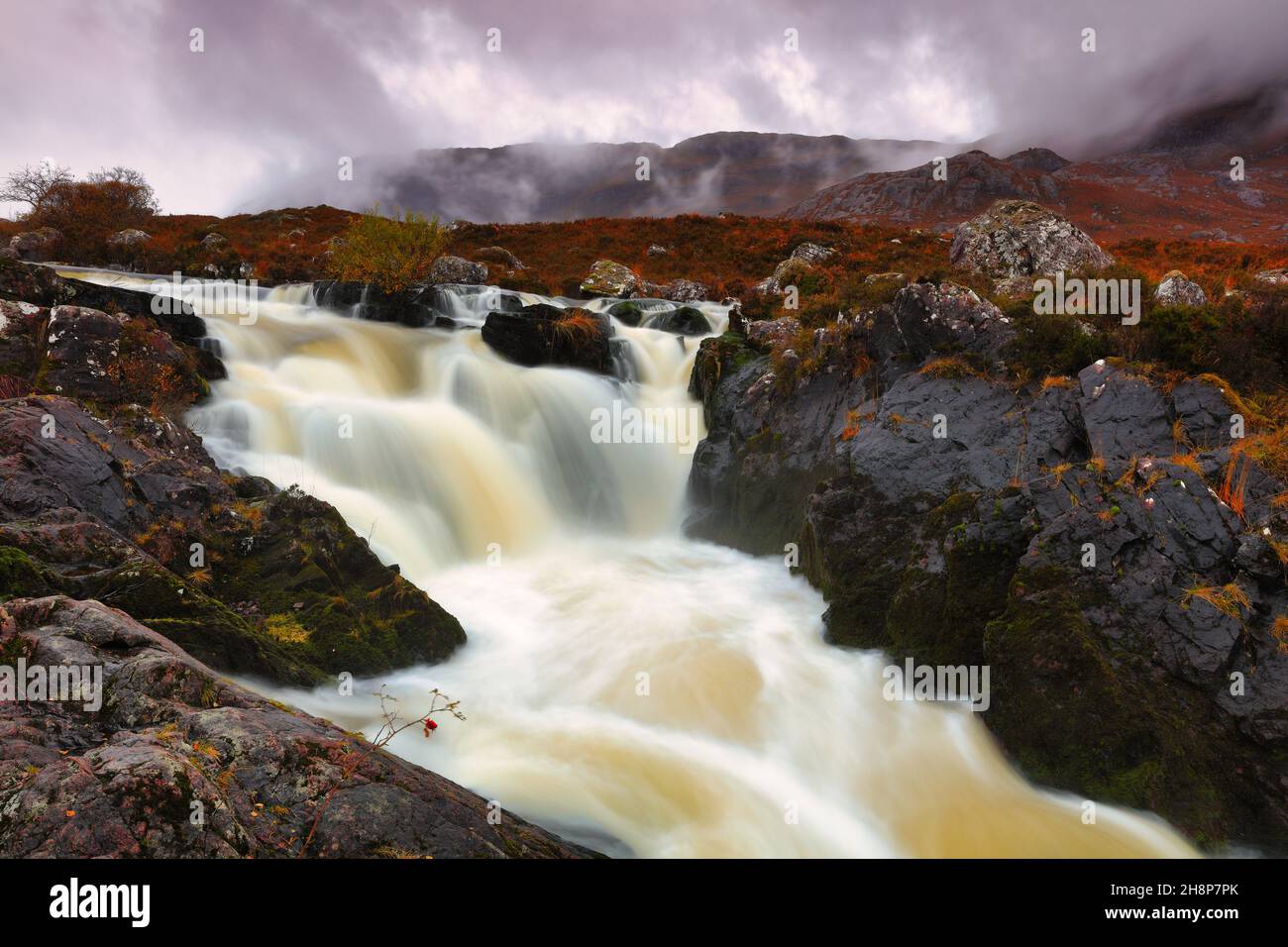 Schnell fließendes Wasser an den Wasserfällen von Bally, Torridon, North West Highlands, Schottland, Großbritannien. Stockfoto