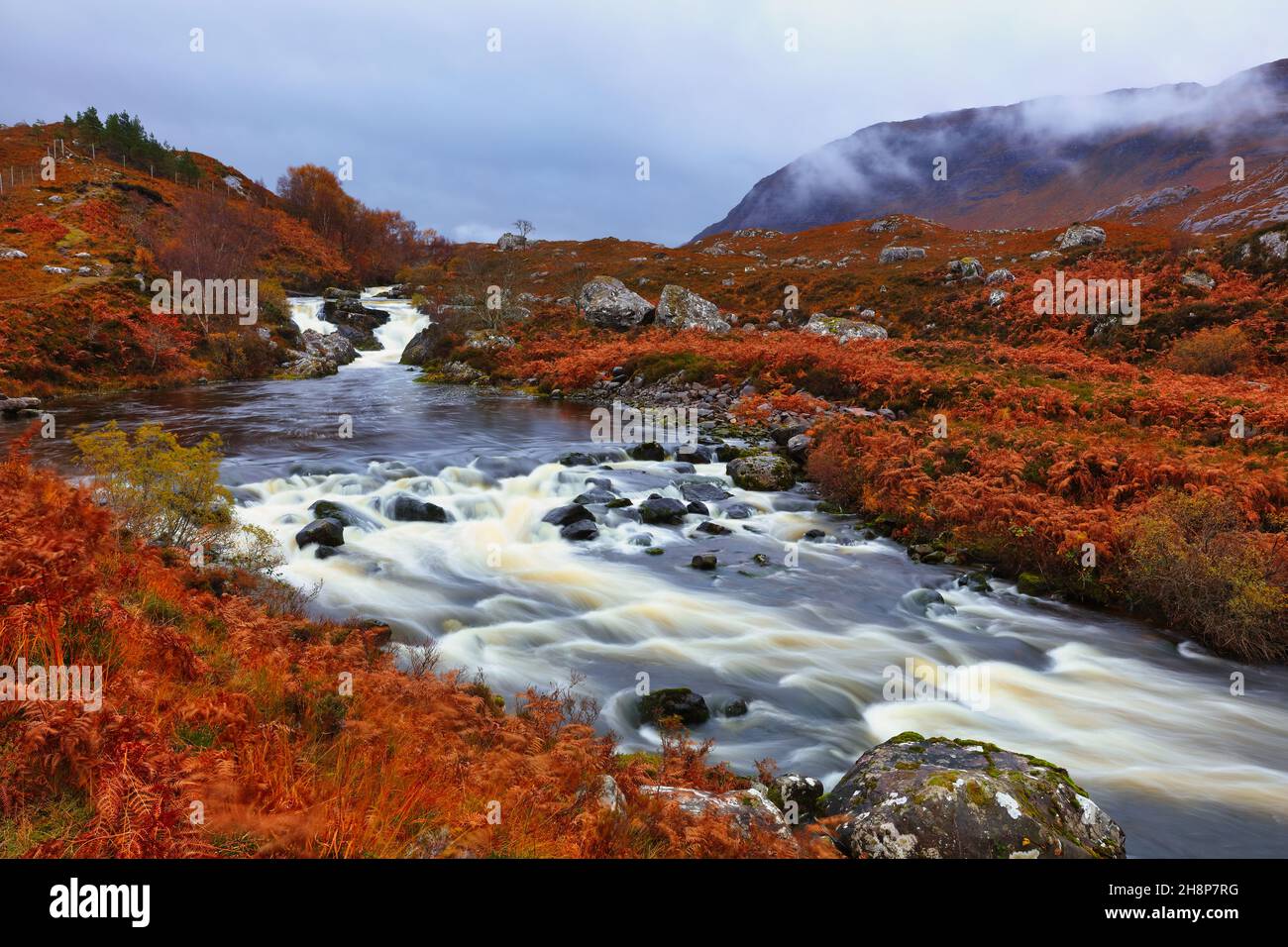 Schnell fließendes Wasser an den Wasserfällen von Bally, Torridon, North West Highlands, Schottland, Großbritannien. Stockfoto