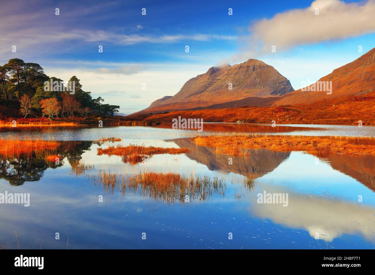 Wunderschönes Morgenlicht über Loch Clair mit Liathach im Hintergrund, Glen Torridon, North West Highlands, Schottland, Großbritannien. Stockfoto