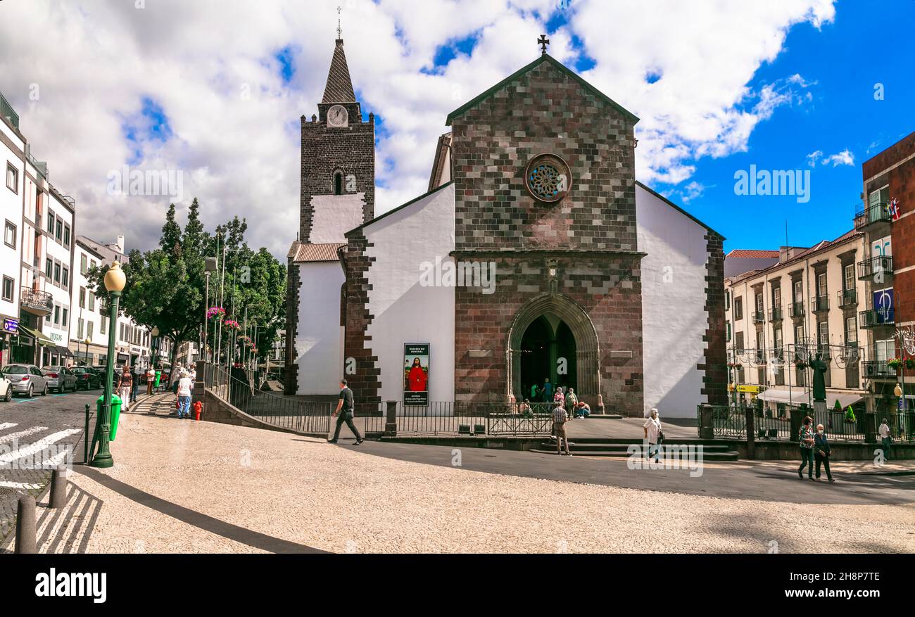 Funchal Hauptstadt Madeira, Portugal - Nov 1, 2021 Straße im historischen Zentrum und Kathedrale unserer Lieben Frau von der Himmelfahrt. Menschen, die weiter gehen Stockfoto