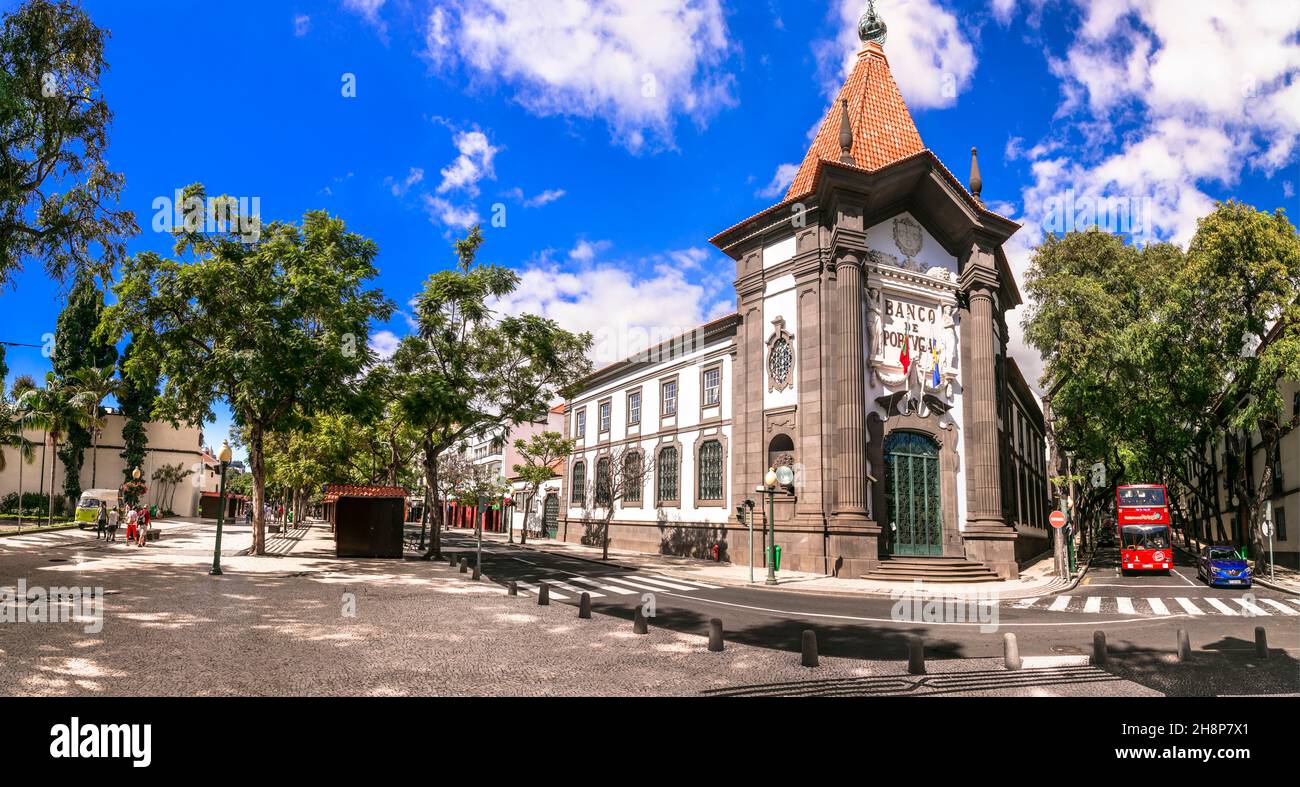 Funchal Hauptstadt der Insel Madeira. Zentrale Straßen und Platz mit Gebäude der Portugal Bank. november 2021 Stockfoto