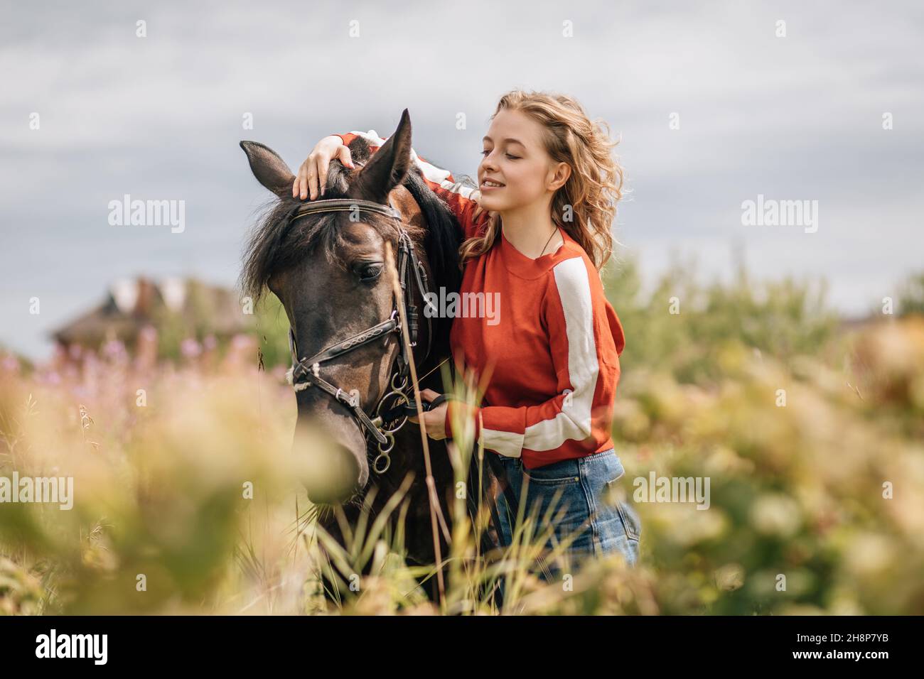 Pferd und junge Frau weg von allem, Lebensstil. Stockfoto