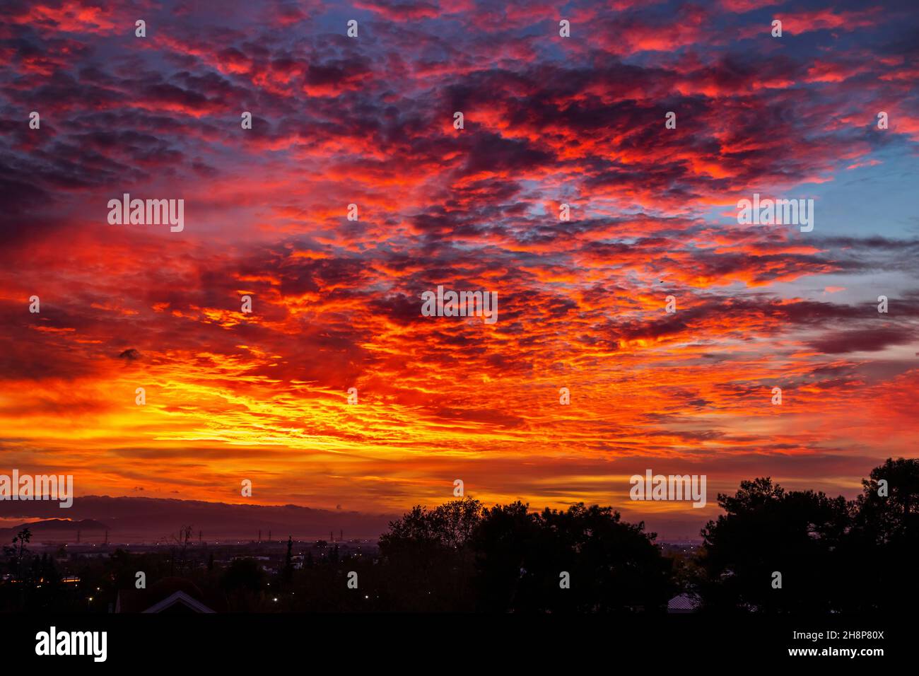 Beeindruckender Tagesanbruch mit einem fantastischen, bunten bewölkten Himmel in Tyrnavos-Stadt, Larissa, Thessalien, Griechenland. Stockfoto
