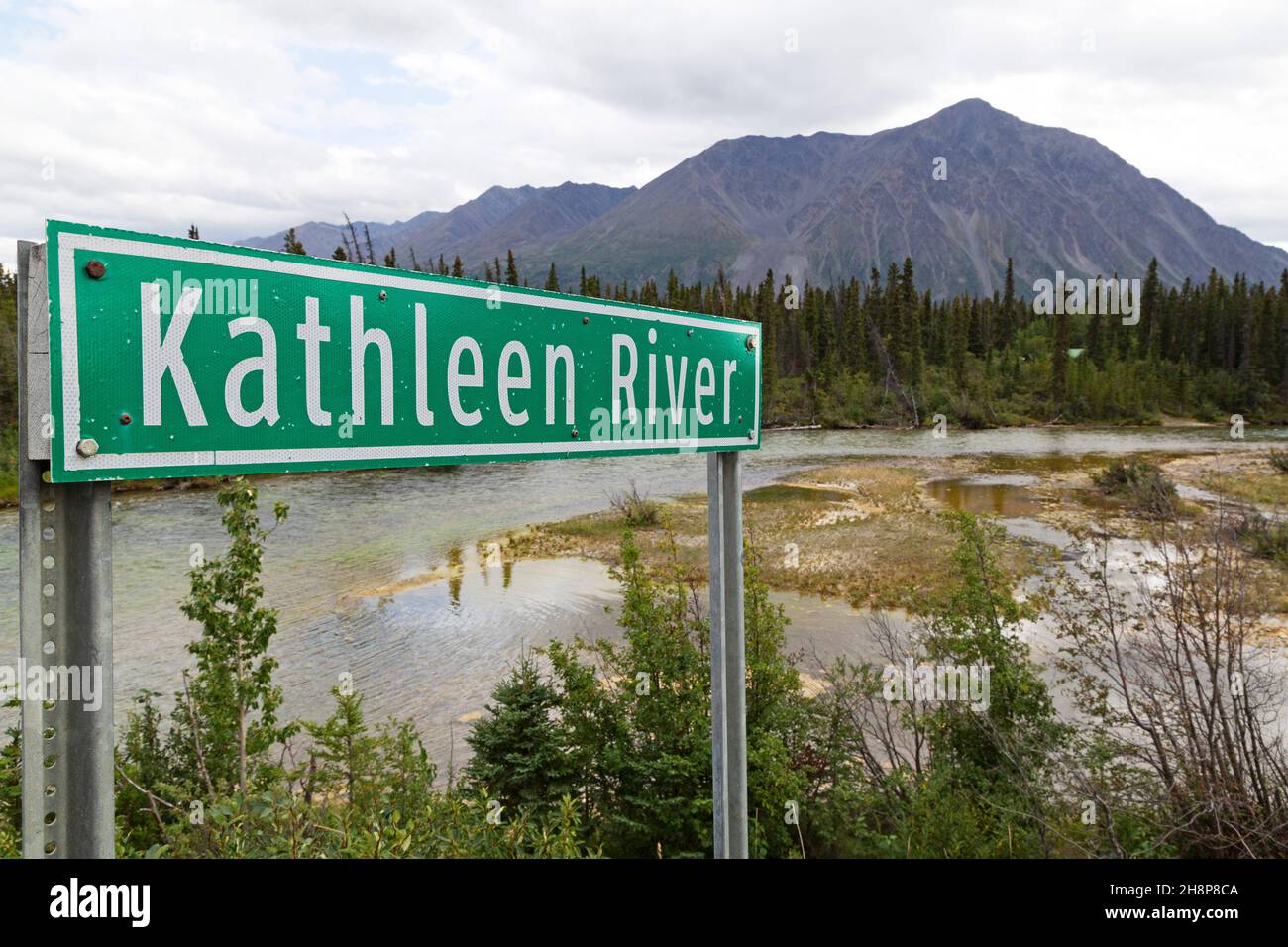 Schild für den Kathleen River im Yukon, Kanada. Die Wasserstraße fließt durch den Kluane National Park und Reserve. Stockfoto