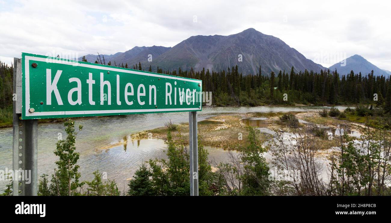 Schild für den Kathleen River im Yukon, Kanada. Die Wasserstraße fließt durch den Kluane National Park und Reserve. Stockfoto