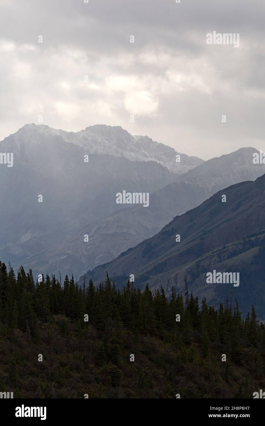 Bewölkte Berge im Kluane National Park und Reserve im Yukon, Kanada. Die Parklandschaft erstreckt sich über eine Fläche von mehr als 22.000 Quadratkilometern. Stockfoto
