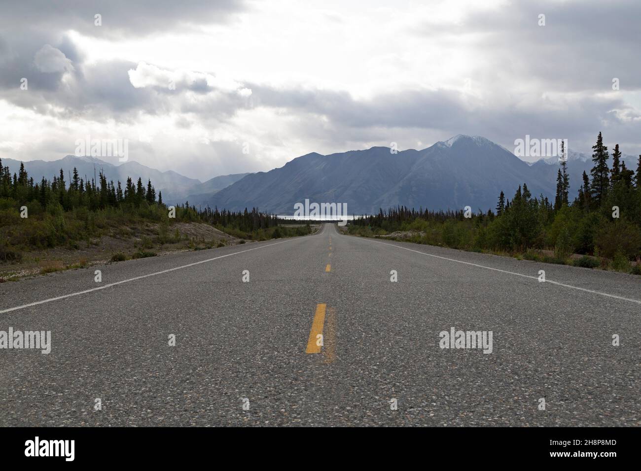 Der Alaska Highway im Yukon, Kanada. Die Straße führt in Richtung Kluane Lake. Stockfoto