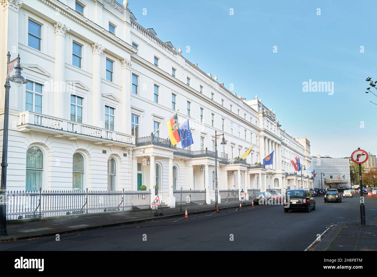 Das deutsche und andere Botschaftsgebäude am Belgrave Square, London, England. Stockfoto