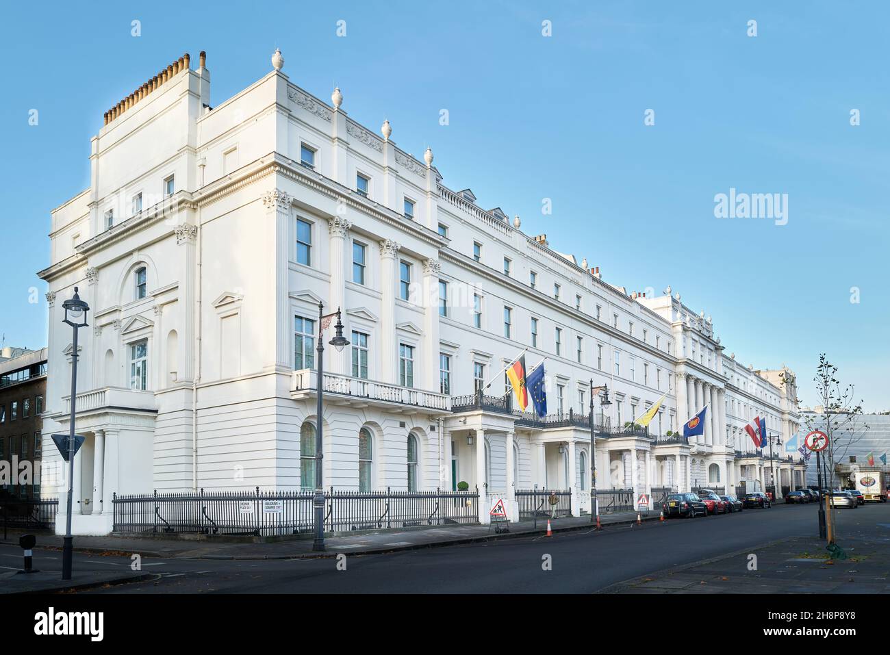 Das deutsche und andere Botschaftsgebäude am Belgrave Square, London, England. Stockfoto