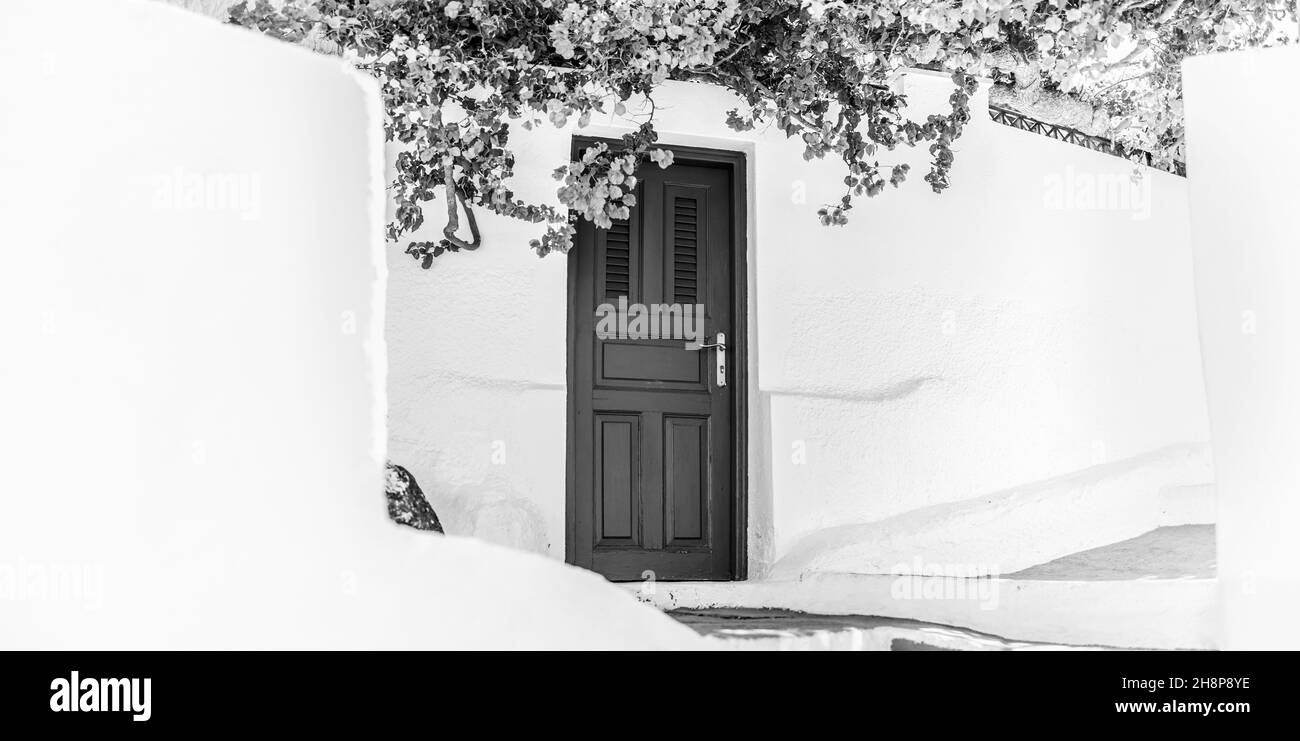 Künstlerischer Panoramablick auf die Straße in Santorini Oia, dunkle Türen, weiße Wände, abstrakter Reisehintergrund Stockfoto