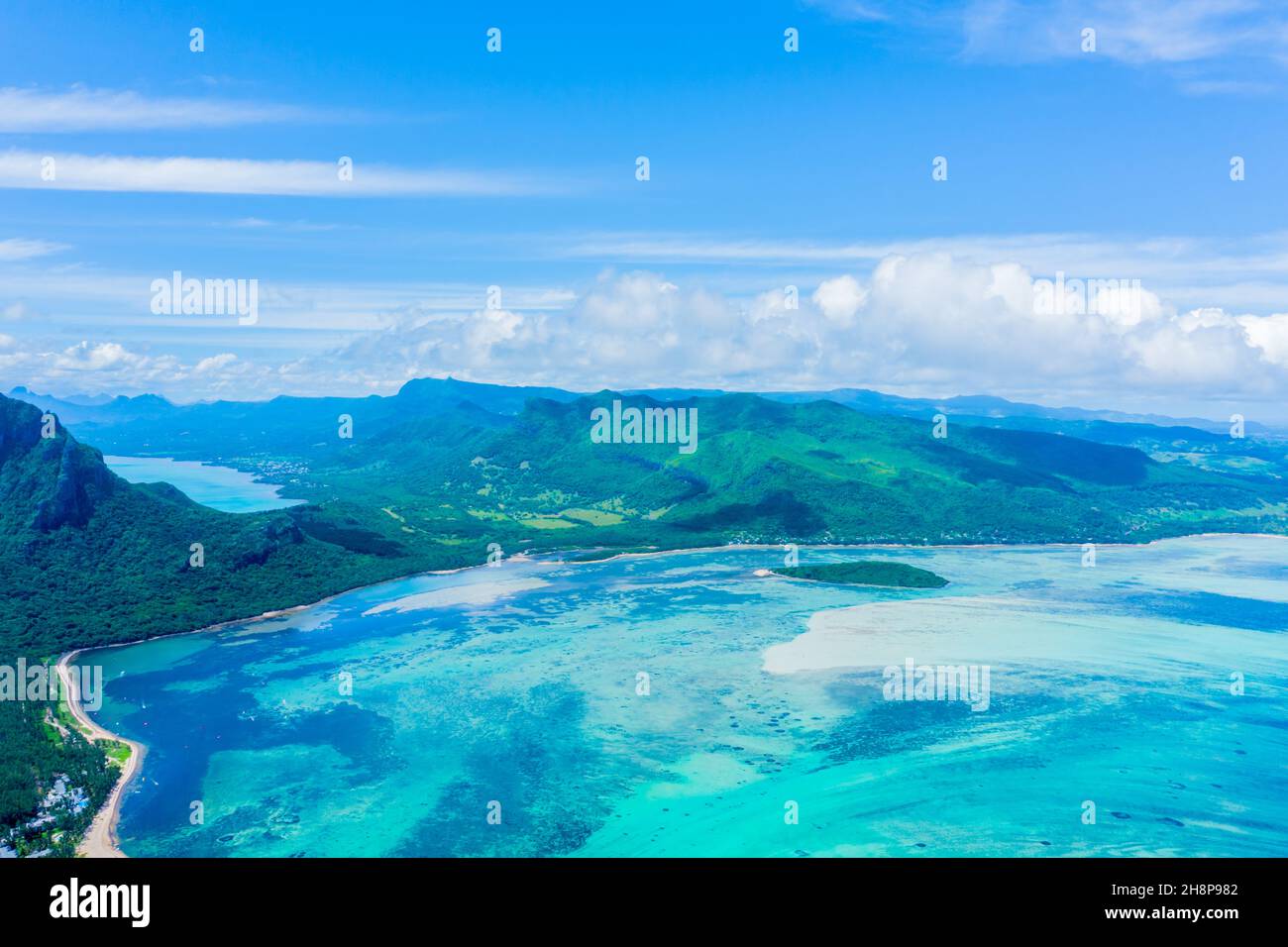 Luftpanorama von Mauritius Insel - Detail von Le Morne Brabant Berg mit Unterwasserwasserfall Perspektive optische Illusion - Wanderlust und Stockfoto