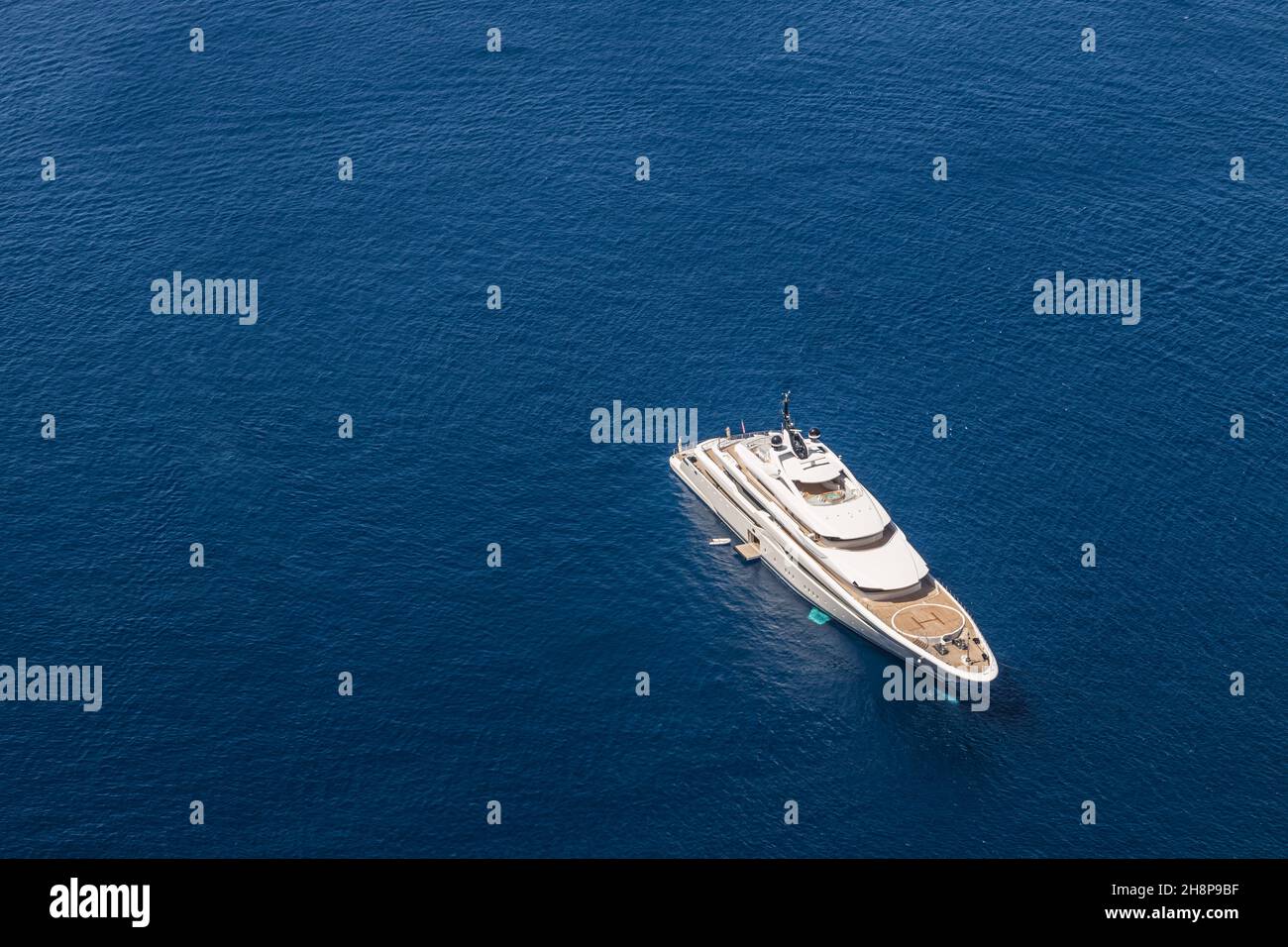 Luftdrohne oben unten Foto von Luxus exotische Yacht mit Holzdeck in der Ägäischen Insel mit tiefblauem Meer, Griechenland verankert. Stockfoto