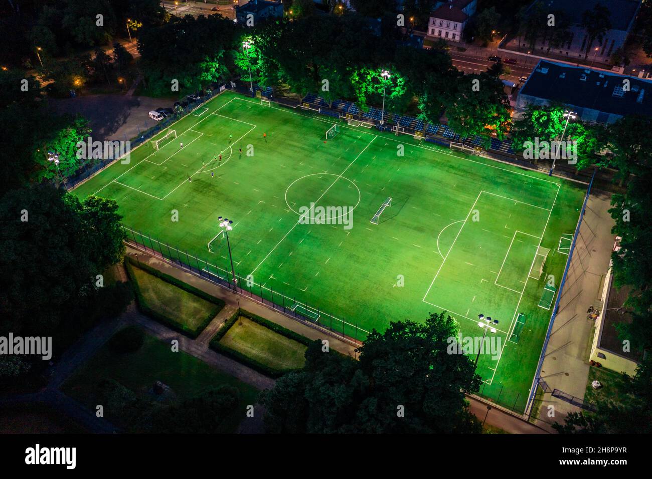 Luftaufnahme auf Fußball-Stadion von Jupiter beleuchtet am Abend. Stockfoto