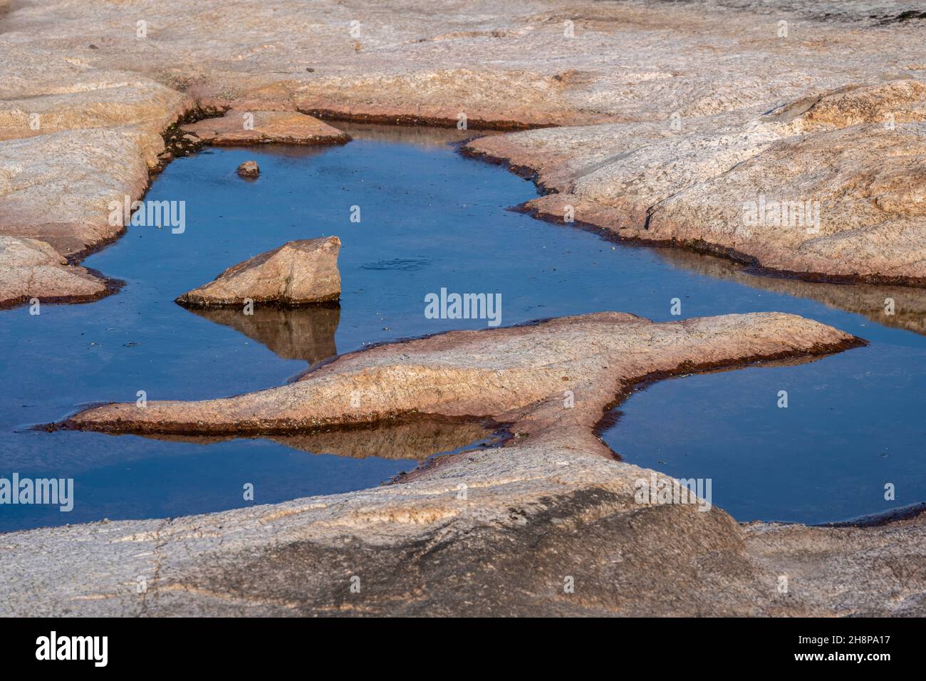 Freiliegende Felsen und Pools entlang des Petawawa River, Algonquin Provincial Park, Ontario, Kanada Stockfoto