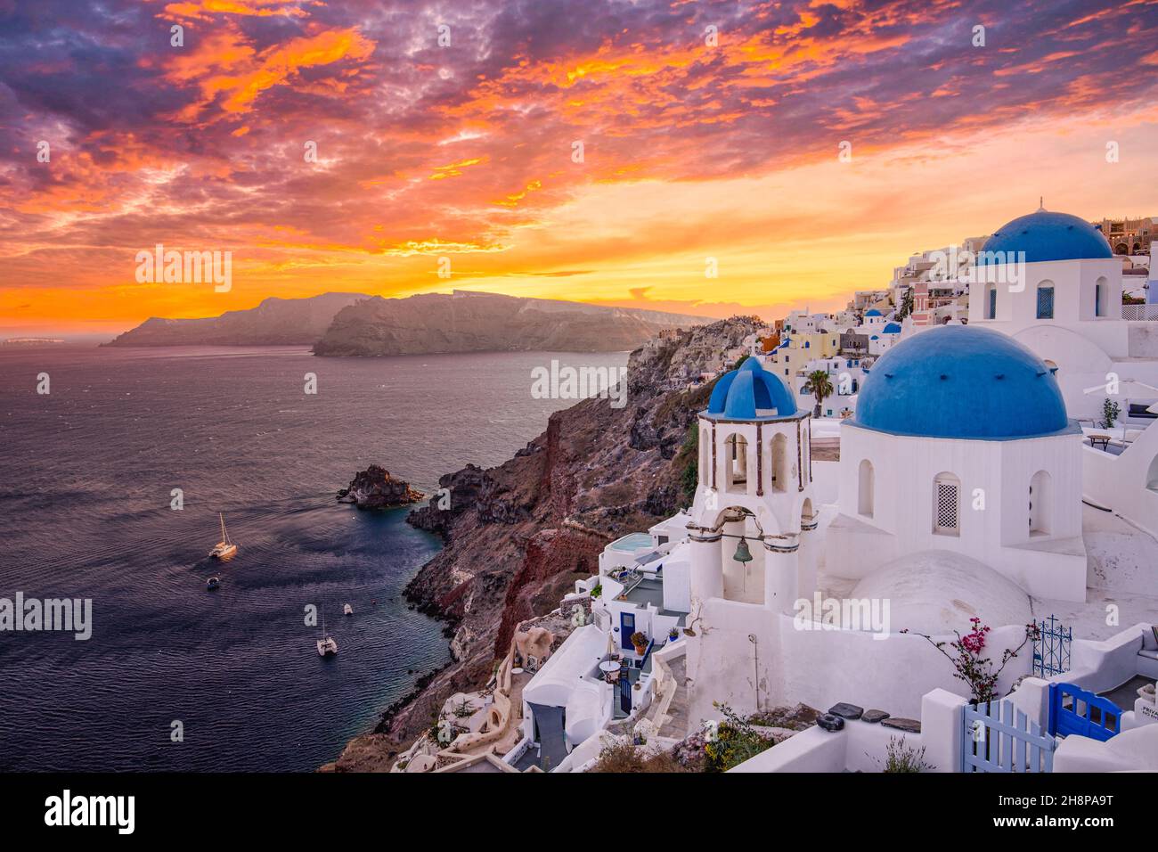 Fantastische Sonnenuntergangslandschaft des berühmten Reise- und Urlaubsziels. Luxus Sommer Abenteuer Konzept. Wundervolle Aussicht auf das Dorf Oia, Santorini, Griechenland Stockfoto